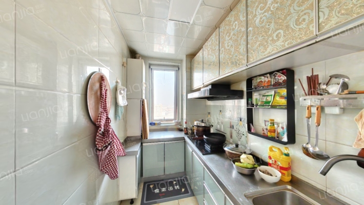 此房满二，自住装修，采光好视野好。看房方便-厨房