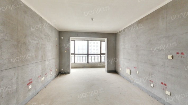 华阳东路 保利物业 南北通透 集中供暖 天伦湾三居出售-客厅