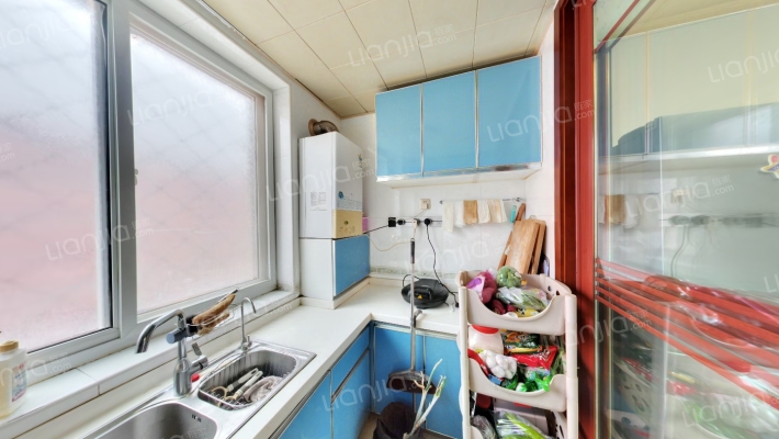 此房满此房满五年， 南北通透三室二厅，板楼公摊小-厨房