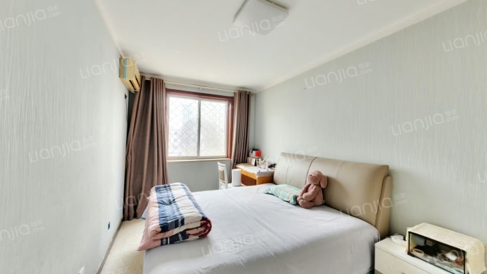 此房满此房满五年， 南北通透三室二厅，板楼公摊小-卧室C