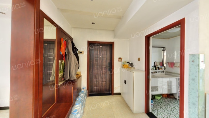 此房满此房满五年， 南北通透三室二厅，板楼公摊小-餐厅