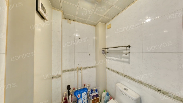 此房满此房满五年， 南北通透三室二厅，板楼公摊小-卫生间A