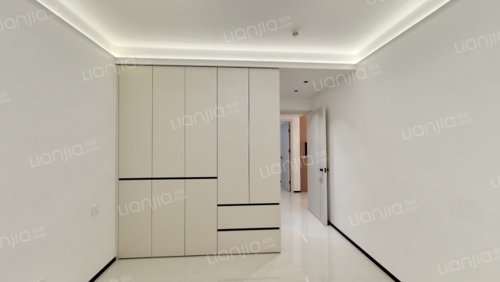 本房子在德信公园北侧 精装修大三居-卧室A