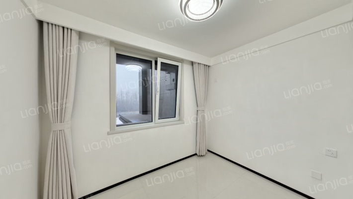 本房子在德信公园北侧 精装修大三居-卧室C