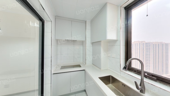 高铁新干线南北通透的户型， 中高楼层 主卧客厅朝南-厨房