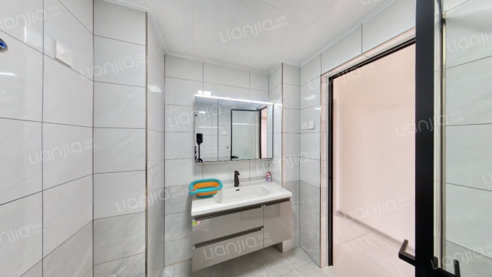 高铁新干线南北通透的户型， 中高楼层 主卧客厅朝南-卫生间