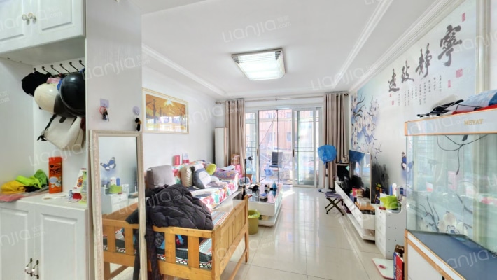 市区南北双通透两居室，一层带院子，自住精装-客厅