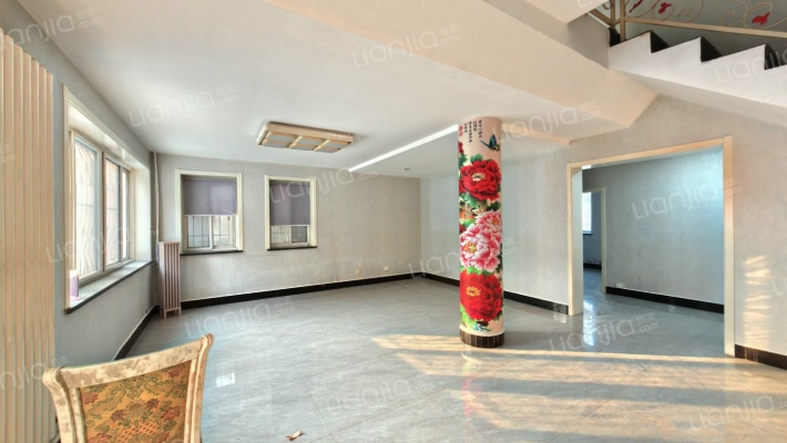 独栋别墅，边户，纯南大院子，方正，视野开阔。-客厅A