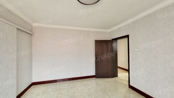 独栋别墅，边户，纯南大院子，方正，视野开阔。-卧室E