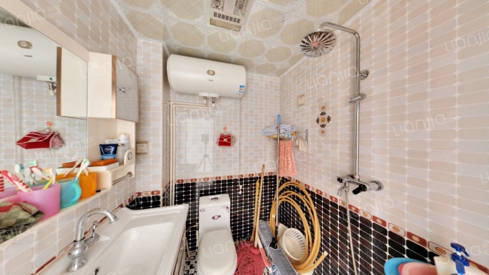 凯旋门朝南两居，房产证满五，带装修-卫生间