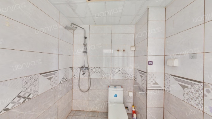 德信公园旁翡翠滨江，南向两居，直接能看到公园-卫生间