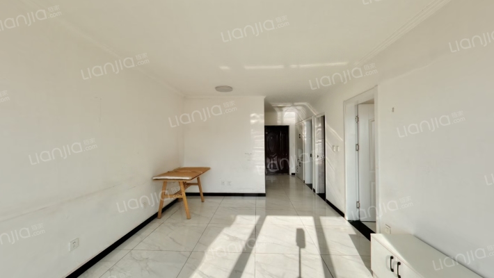 德信公园旁翡翠滨江，南向两居，直接能看到公园-客厅