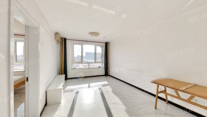 德信公园旁翡翠滨江，南向两居，直接能看到公园-客厅