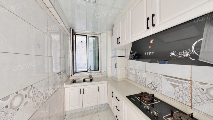 德信公园旁翡翠滨江，南向两居，直接能看到公园-厨房