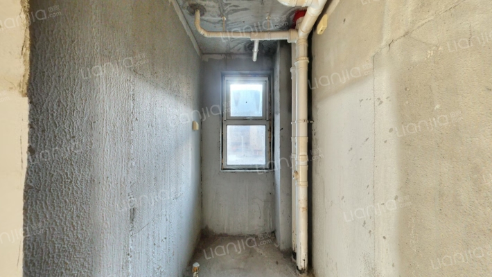 房子是南北通透三居室， 户型好居住舒适-卫生间