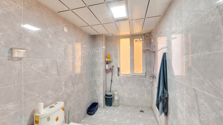 精装三居  房本满二   南北通透-卫生间B