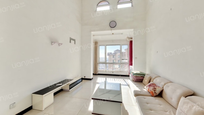 精装南北通透三居室顶层挑高高视野好-客厅