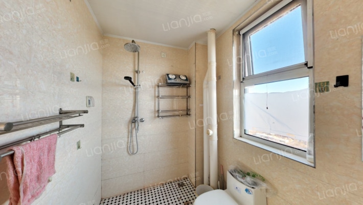 精装南北通透三居室顶层挑高高视野好-卫生间