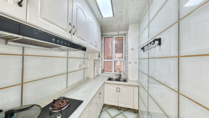 精装修拎包入住  中间楼层无遮挡 视野开阔采光充足-厨房