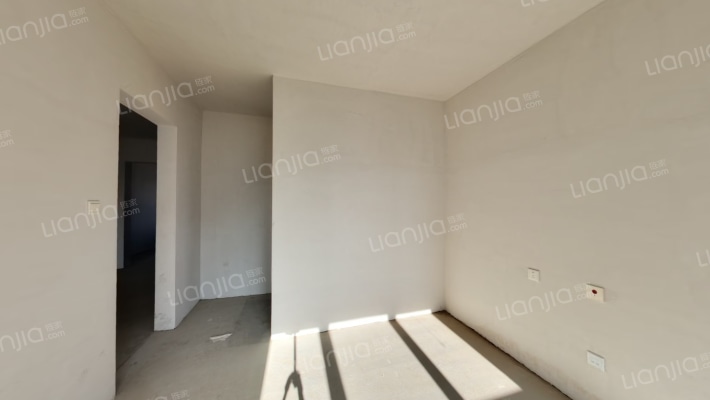 华远二期急售房源的四叶草户型，南北通采光好，双明卫-卧室B