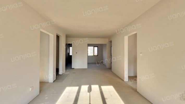 华远二期急售房源的四叶草户型，南北通采光好，双明卫-客厅