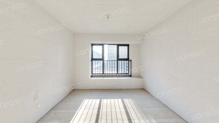 华远二期急售房源的四叶草户型，南北通采光好，双明卫-客厅