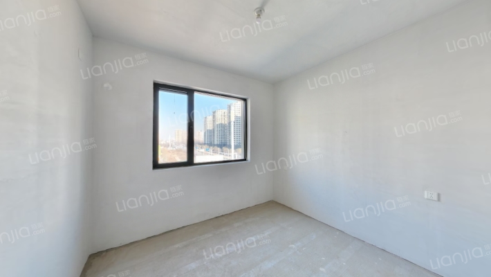 华远二期急售房源的四叶草户型，南北通采光好，双明卫-卧室C