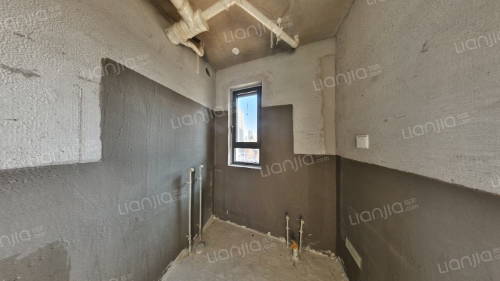 华远二期急售房源的四叶草户型，南北通采光好，双明卫-卫生间A