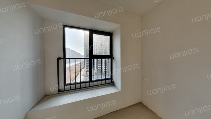 华远二期急售房源的四叶草户型，南北通采光好，双明卫-卧室A