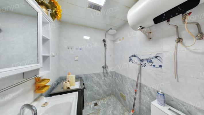 业主急售，精装修南北通透三居，拎包入住-卫生间