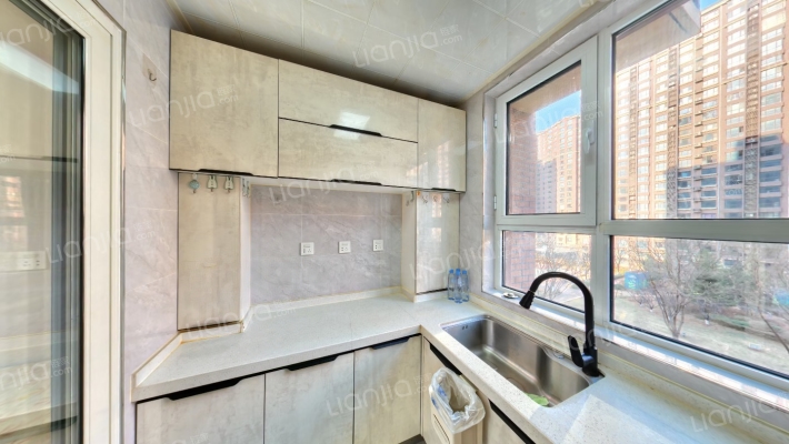 业主急售，精装修南北通透三居，拎包入住-厨房