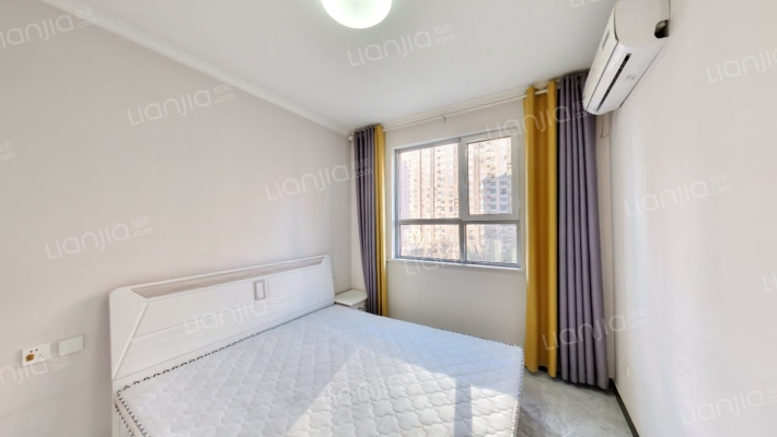 业主急售，精装修南北通透三居，拎包入住-卧室C