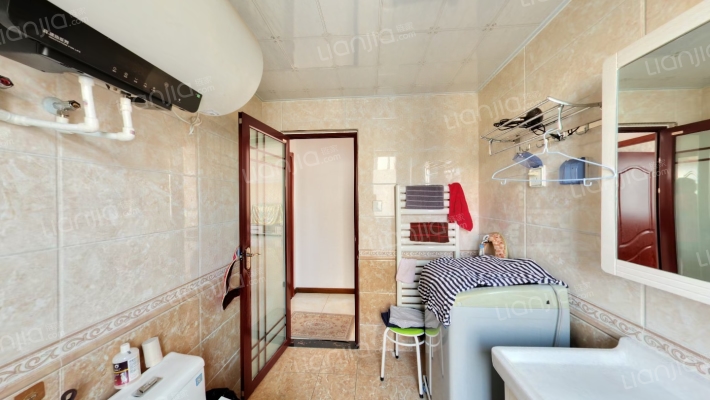 精装修 南北通透4居室 2卫 拎包入住 高楼层-卫生间A