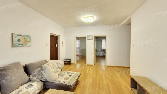 此房单价低廉，楼层中上采光充足，物业费不足挂齿.-客厅