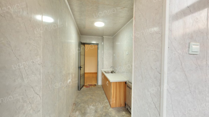 此房单价低廉，楼层中上采光充足，物业费不足挂齿.-厨房