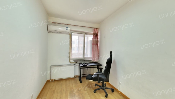 此房单价低廉，楼层中上采光充足，物业费不足挂齿.-卧室C