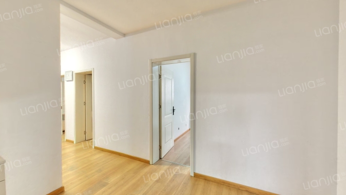 此房单价低廉，楼层中上采光充足，物业费不足挂齿.-餐厅