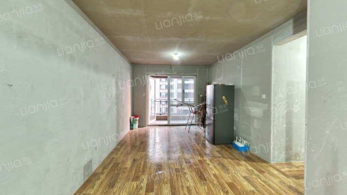 高新区集中供暖南北通透毛坯小三居-客厅