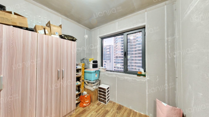 高新区集中供暖南北通透毛坯小三居-卧室C