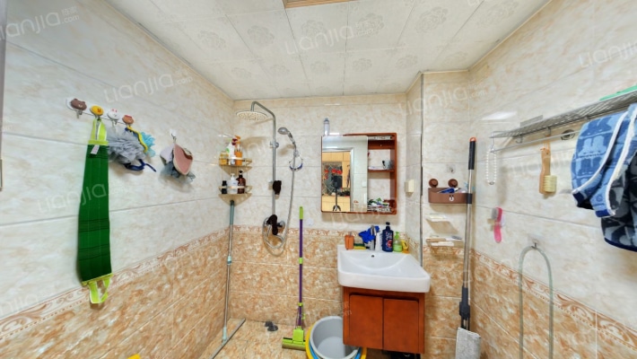 房子朝南两居室，采光无遮挡，房本满二。-卫生间