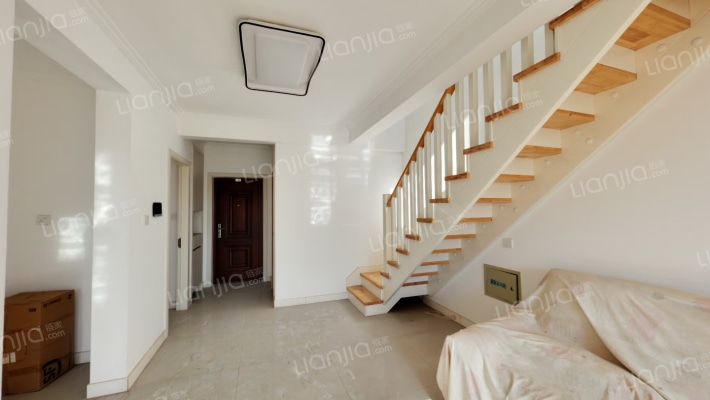 印象城 顶层带阁楼 使用空间大 有房本-客厅A