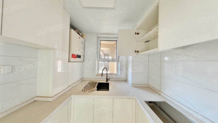 印象城 顶层带阁楼 使用空间大 有房本-厨房