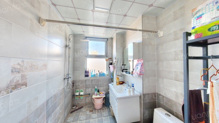 西南北三面采光 精装自住 交通方便 房本满二-卫生间