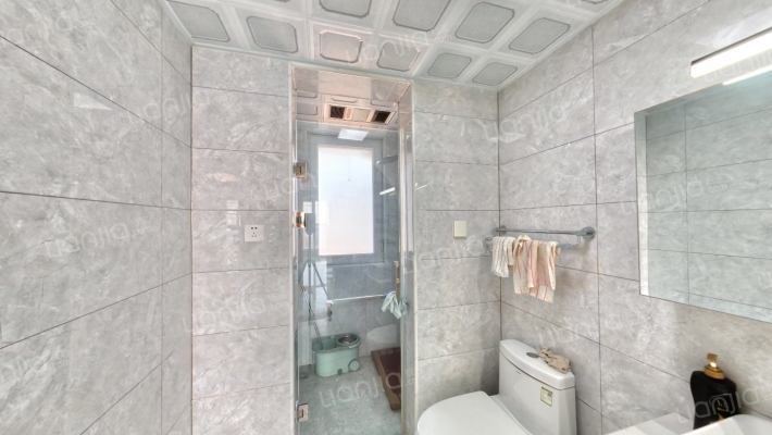 此房业主自住精装修，家具家电齐全，拎包入住-卫生间