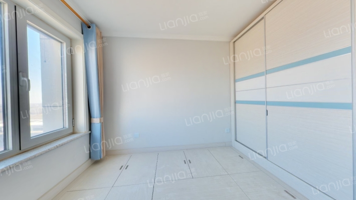 此房业主自住精装修，家具家电齐全，拎包入住-卧室C