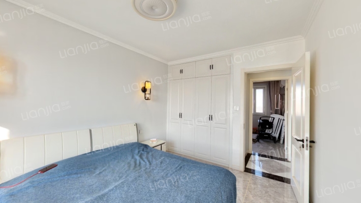 此房业主自住精装修，家具家电齐全，拎包入住-卧室A