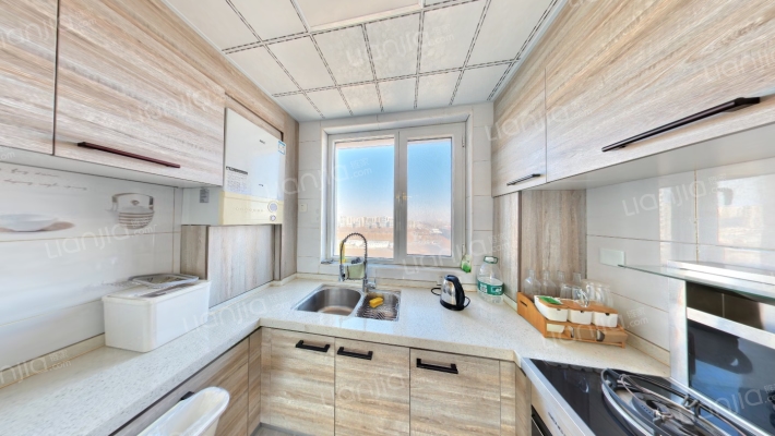 此房业主自住精装修，家具家电齐全，拎包入住-厨房