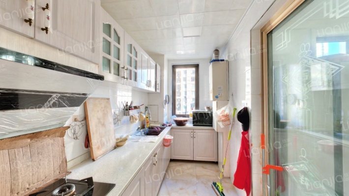 房屋简装，南北通透，好楼层，采光好，-厨房