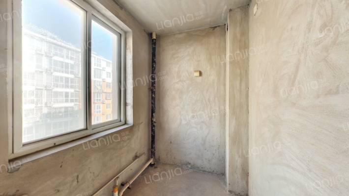 此房是中楼层 户型方正没有面积浪费中等装修 拎包入住-厨房