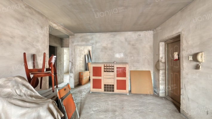 此房是中楼层 户型方正没有面积浪费中等装修 拎包入住-客厅